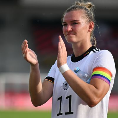 Fußballerin Alexandra Popp mit Kapitänsbinde in Regenbogenfarben.