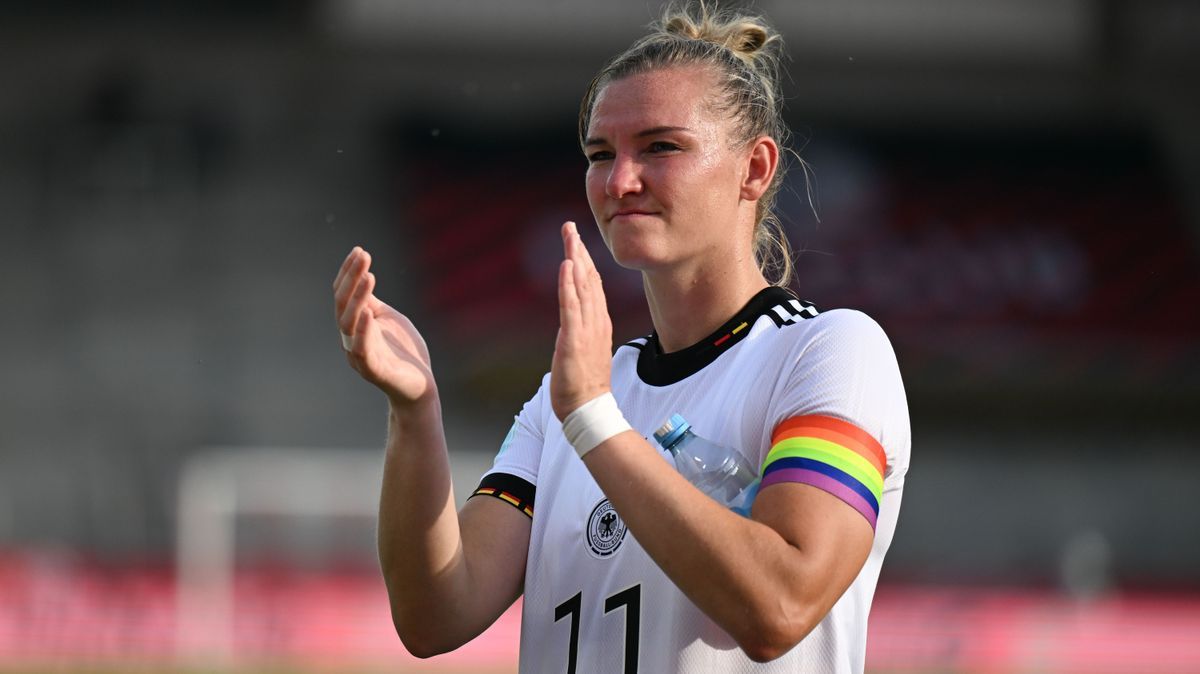 Fußballerin Alexandra Popp mit Kapitänsbinde in Regenbogenfarben.