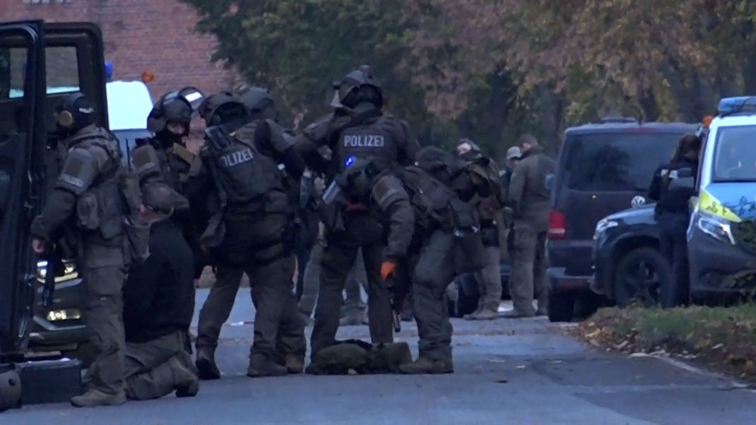 Ein Spezialeinsatzkommando der Polizei bereitet sich auf den Einsatz vor. 