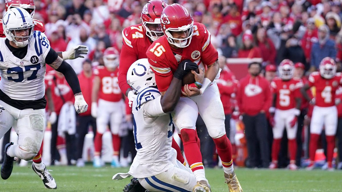 NFL, American Football Herren, USA Indianapolis Colts at Kansas City Chiefs Nov 23, 2025; Kansas City, Missouri, USA; Indianapolis Colts defensive end Kwity Paye (51) sacks Kansas City Chiefs quart...