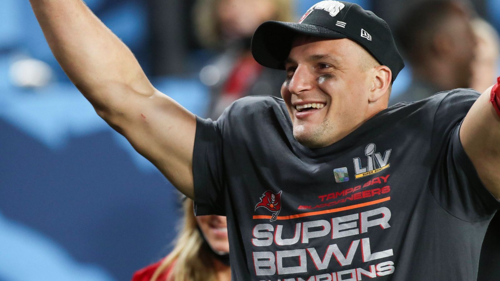 
                <strong>Meiste Super Bowl Siege als Tight End</strong><br>
                Vier Mal durfte Rob Gronkowski die Vince Lombardi Trophy in die Höhe recken, drei Mal mit den Patriots und ein Mal mit den Tampa Bay Buccaneers. Auch das ist Bestwert der NFL-Historie vor Hall of Famer Shannon Sharpe. In jene Hall of Fame wird auch "Gronk" mit an Sicherheit grenzender Wahrscheinlichkeit einziehen. In fünf Jahren wird er erstmals zur Wahl stehen.
              