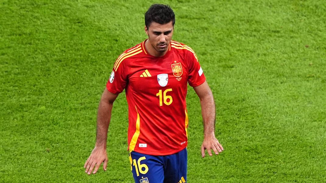 Spain v England - UEFA EURO, EM, Europameisterschaft,Fussball 2024 - Final - Olympiastadion Spain s Rodri reacts at half-time during the UEFA Euro 2024 final match at the Olympiastadion, Berlin. Picture date: Sunday July 14, 2024. Use subject to restrictions. Editorial use only, no commercial use without prior consent from rights holder. PUBLICATIONxNOTxINxUKxIRL Copyright: xAndrewxMilliganx 76847964