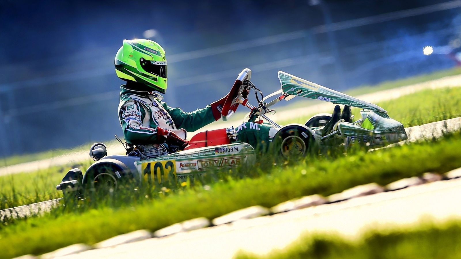 
                <strong>Anfänge im Kart-Sport</strong><br>
                Sechs Jahre lange saß Schumacher in weiterer Folge im Kart und nahm später als Mick Junior bei diversen nationalen und internationalen Juniorenmeisterschaften teil. Da Micks Talent nicht lange geheim gehalten werden konnte und der damalige Teenager unter anderem bei Welt- und Europameisterschaften jeweils auf Platz zwei landete, wurde die internationale Presse auf den Schumacher-Sprössling aufmerksam. Das war's dann auch mit der möglichst kleinen medialen Aufmerksamkeit für das damalige Kart-Talent.
              