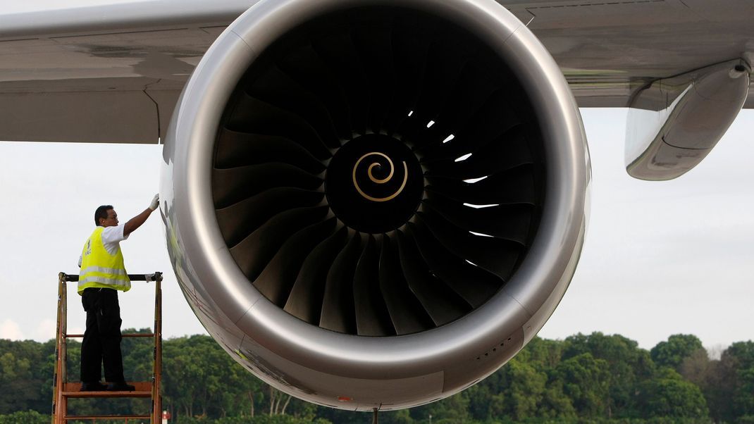 Ein Reisender hat Münzen in eine Flugzeugturbine geworfen und damit den Start des Fliegers um mehrere Stunden verzögert. (Symbolbild)