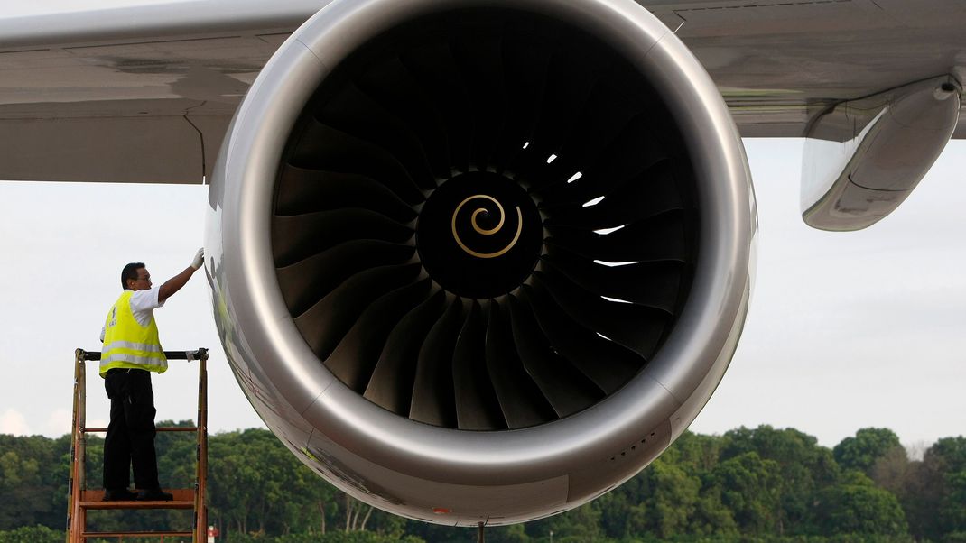 Ein Reisender hat Münzen in eine Flugzeugturbine geworfen und damit den Start des Fliegers um mehrere Stunden verzögert. (Symbolbild)