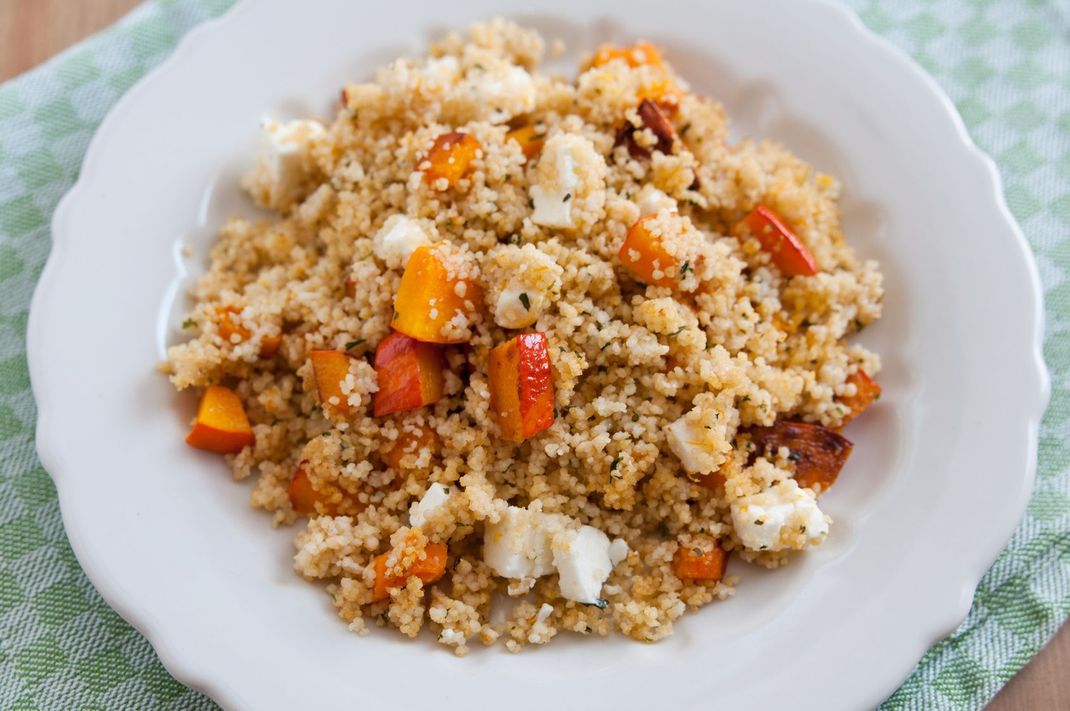 Couscous-Salat lässt sich mit verschiedenem Gemüse zubereiten: mit Möhren oder Kürbis zum Beispiel.