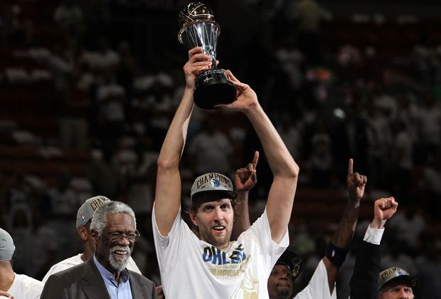 
                <strong>Dirk Nowitzki</strong><br>
                Basketballer Dirk Nowitzki gelingt dieses Kunststück in der Saison 2010/2011. Mit den Dallas Mavericks sichert sich der Ausnahme-Basketballer den NBA-Titel, wird sogar als MVP ausgezeichnet.
              