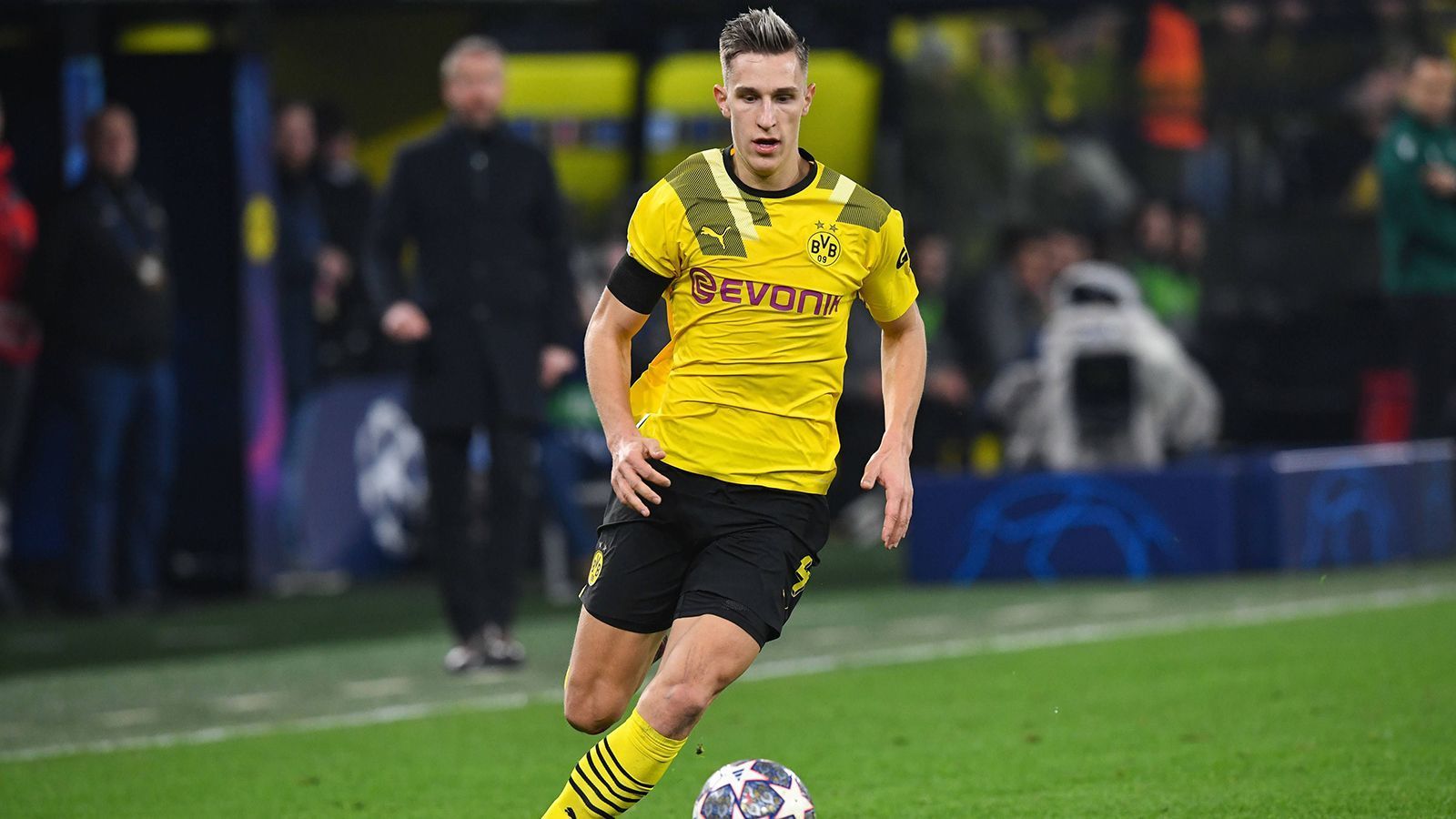 
                <strong>Nico Schlotterbeck (Borussia Dortmund)</strong><br>
                Für Innenverteidiger Nico Schlotterbeck ist die Partie gegen Chelsea ein sehr arbeitsreicher Abend. Schon in der zweiten Minute rettet er überragend in allerhöchster Not im Strafraum gegen Chelseas Mudryk und steht auch in weiterer Folge meist seinen Mann. ran-Note: 3.
              