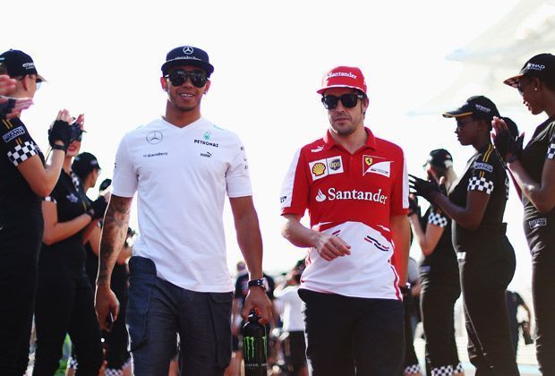 
                <strong>Einmarsch der Gladiatoren</strong><br>
                Sind mittlerweile ziemlich beste Freunde: Mercedes-Fahrer Lewis Hamilton (l.) und Ferrari-Pilot Fernando Alonso bahnen sich vor dem drittletzten Rennen des Jahres den Weg zur Strecke. Die Grid Girls stehen den beiden Ex-Weltmeistern Spalier
              