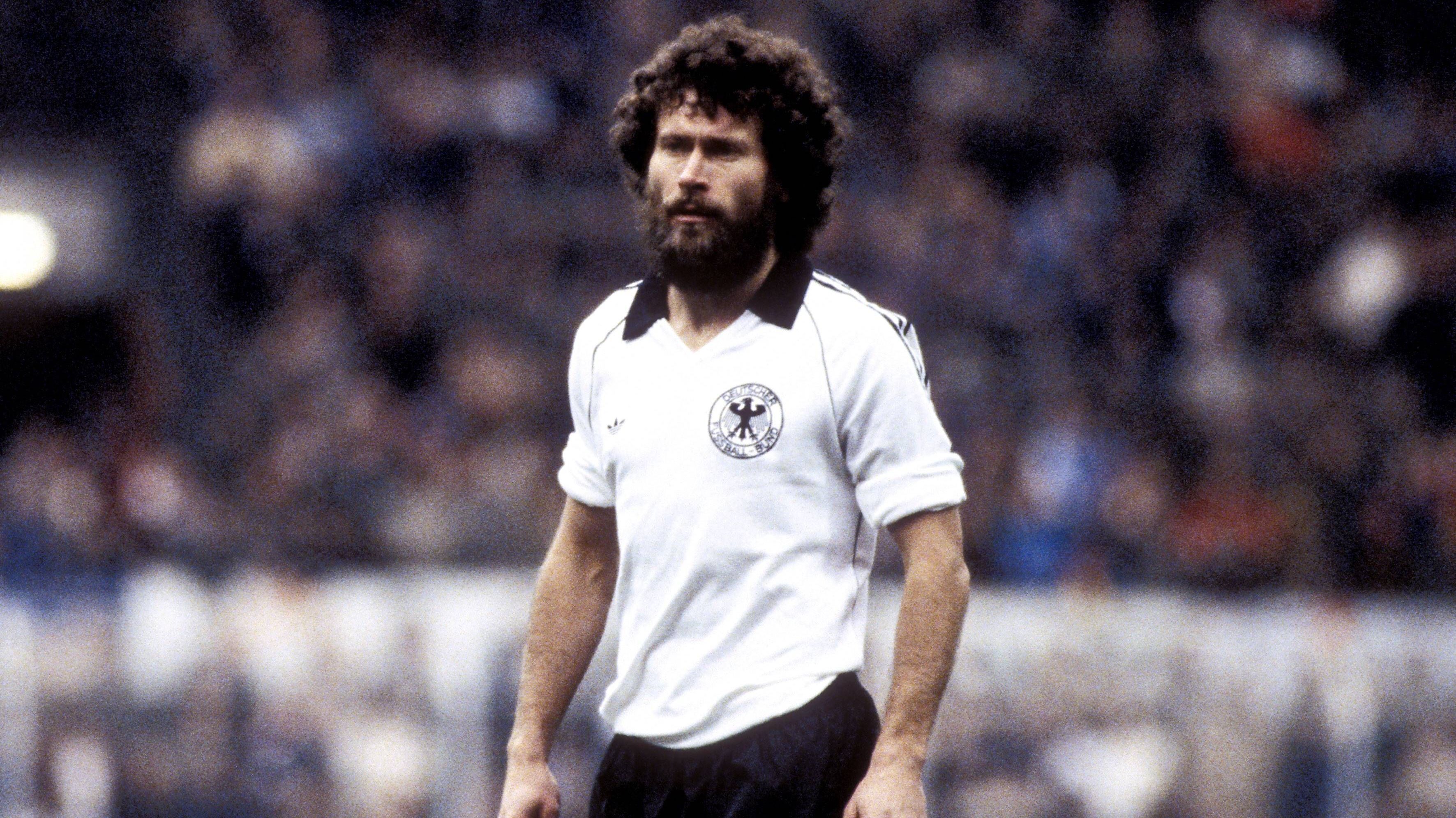 <strong>Paul Breitner</strong><br>Auch wenn Breitner behauptete, nie mehr für Deutschland auflaufen zu wollen, kehrte er 1981 unter Jupp Derwall zurück zum DFB. Bei der WM 1982 führte der Weg sogar noch einmal bis ins Finale - dort unterlag Deutschland Italien jedoch mit 1:3. Breitner war der Torschütze. Danach war für den 48-maligen Nationalspieler Schluss.