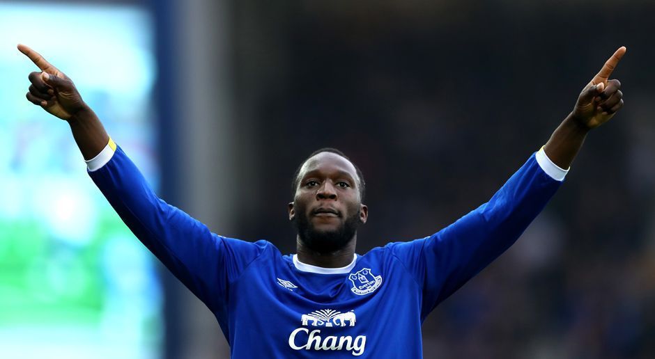 
                <strong>Romelu Lukaku (FC Everton -> Manchester United)</strong><br>
                Manchester United hat Evertons Mittelstürmer Romelu Lukaku verpflichtet. Die Ablösesumme beträgt übereinstimmenden Berichten zufolge rund 85 Millionen Euro. Er ist damit der zweitteuerste Spieler der englischen Fußball-Geschichte. Der belgische Nationalspieler unterschrieb beim englischen Rekordmeister einen Fünfjahres-Vertrag bis 2022. "Er ist eine große Persönlichkeit und ein großer Spieler. Es ist nur natürlich, dass er seine Karriere beim größten Klub fortführen will. Ich freue mich sehr darauf, wieder mit ihm zu arbeiten", sagte ManUtd-Coach Jose Mourinho.
              