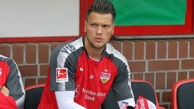 
                <strong>Daniel Ginczek (VfB Stuttgart)</strong><br>
                Auch Daniel Ginczek wird das erste Spiel der Bundesliga-Saison 2017/18 nicht bestreiten können. Der VfB Stuttgart begründet sein Fehlen mit einer "Belastungsreaktion im Knie". Die "Sportbild" schreibt, dass der Angreifer wegen eines Knochen-Ödems längerfristig ausfallen wird. Der 26-Jährige hat bereits zwei Kreuzbandrisse hinter sich. 
              