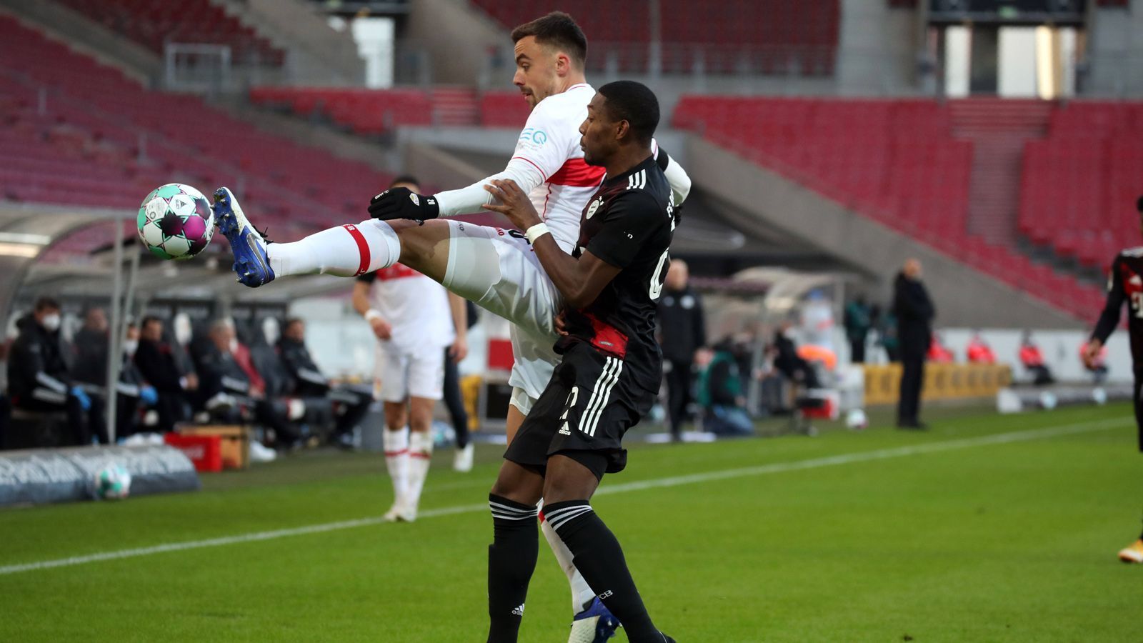 
                <strong>David Alaba in der Krise? Das sagen die Zahlen</strong><br>
                Bayern-Trainer Hansi Flick schwärmte in den vergangenen Wochen und Monaten in den höchsten Tönen von David Alaba. Der Österreicher sei ein "Herzstück" im Bayern-Team, meinte Flick unter anderem. Doch der Vertragspoker zwischen Alaba und den Klubverantwortlichen sorgte bei einigen Anhängern der Münchner für Missstimmung gegenüber dem Österreicher. Gleichzeitig machte es auch den Eindruck, dass Alabas Weltklasse-Form verschwunden ist. Am Samstag zeigte er auch gegen den VfB Stuttgart einige Schwächen (ran-Note: 5). Was sagen die Zahlen? Sind Alabas Werte wirklich deutlich schlechter geworden oder ist dies nur ein subjektives Empfinden? ran.de betrachtet einige wichtige Statistiken aus dieser Saison und aus der Vorsaison und vergleicht diese miteinander. (Stand: 29. November 2020)
              