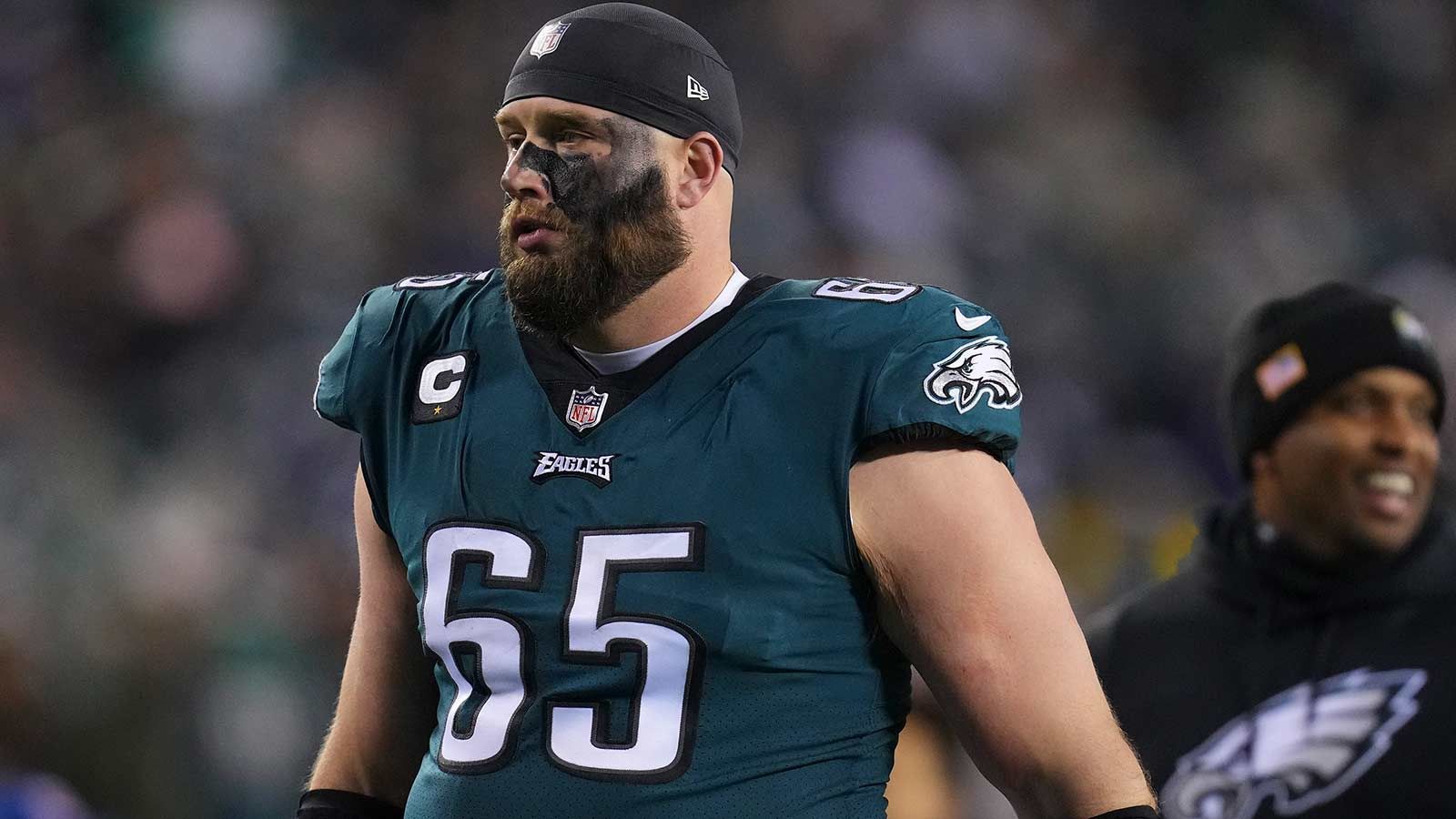 
                <strong>Lane Johnson</strong><br>
                Auch Phillys Offensive Line war im Super Bowl kaum zu stoppen. Zwar erlaubte sie zwei Sacks, aber es war beeindruckend, wie mittellos die Defense der Chiefs gegen die Quarterback Sneaks der Eagles war. Auch hier stach der Right Tackle hervor. Der letzte Sack, den Lane Johnson erlaubte, geschah in Woche 11 – der Saison 2020. Der All-Pro spielte im Super Bowl trotz eines Adduktorenrisses, der in der Offseason eine Operation nötig macht. Trotzdem verteidigte er Jalen Hurts im Eins-gegen-eins gegen namhafte Spieler wie Chris Jones, Frank Clark oder Carlos Dunlap.
              