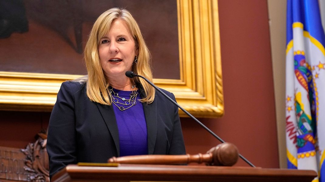 Die Polizei in den USA sucht nach dem mutmaßlichen Schützen, der die Politikerin Melissa Hortman, getötet hat.