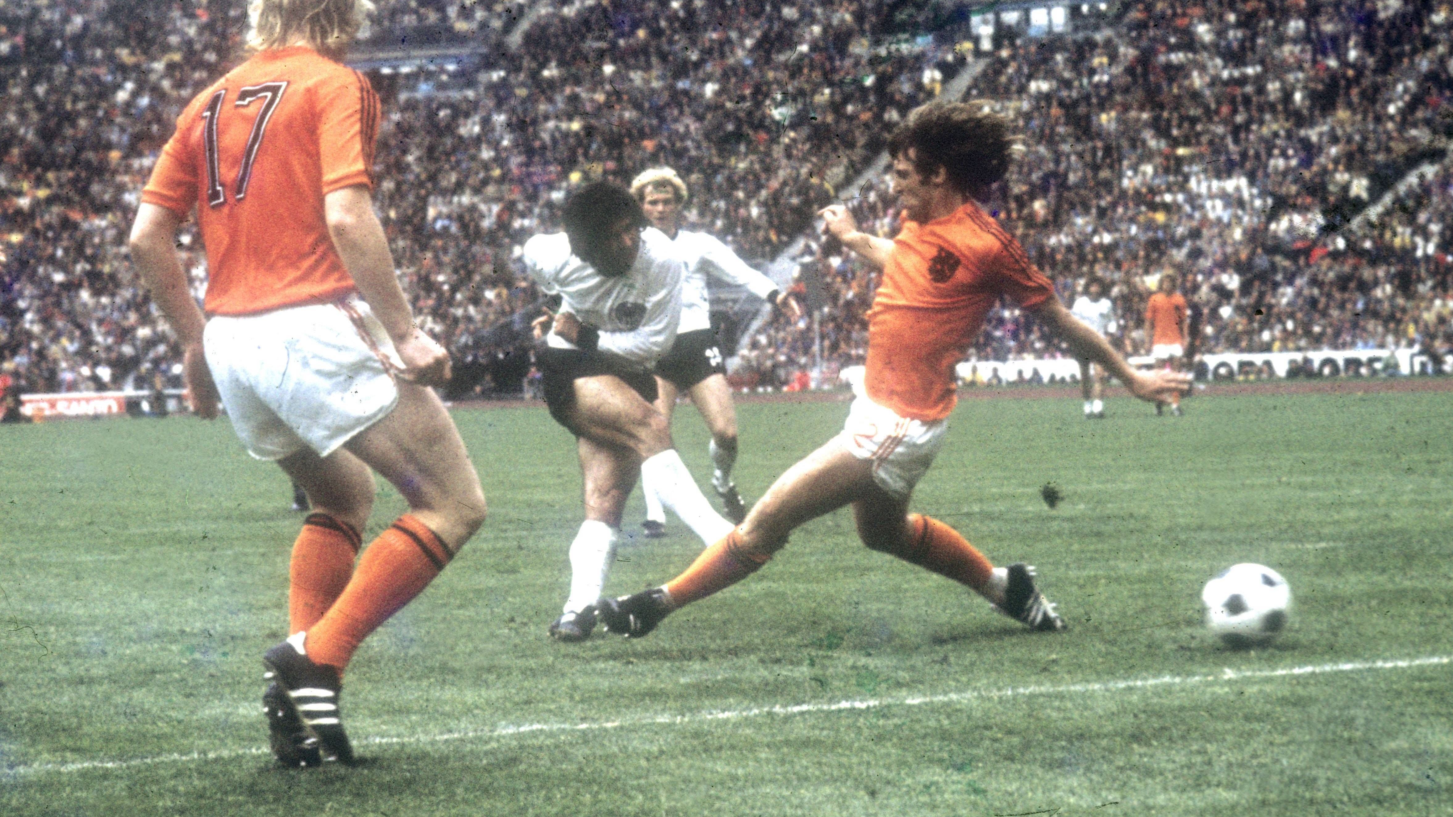 <strong>'54, '74...</strong><br>Es war das Jahr des deutschen Fußballs. Die deutsche Nationalmannschaft gewann die Heim-WM und den zweiten Titel nach 1954. Im Finale drehte die DFB-Elf gegen die von Johan Cruyff angeführten Niederländer einen 0:1-Rückstand in ein 2:1. Bomber Gerd Müller erzielte den entscheidenden Treffer.