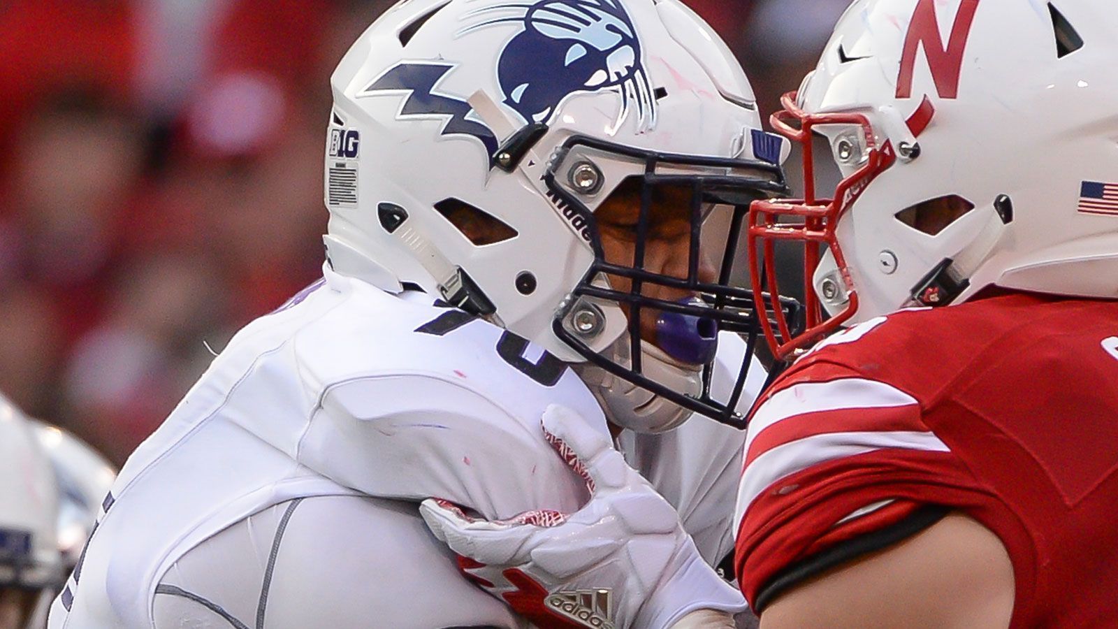 
                <strong>13. Pick: Los Angeles Chargers - Rashawn Slater (Offensive Tackle)</strong><br>
                In einer Tackle-Klasse, in der es eine klare Top 2 gibt, schnappen sich die Chargers den besten verbliebenen Offensive Tackle und beschützen ihren Franchise-Quarterback Justin Herbert. Slater setzte die Saison 2020 aus, ließ 2019 jedoch ganze fünf Quarterback-Pressures zu.
              