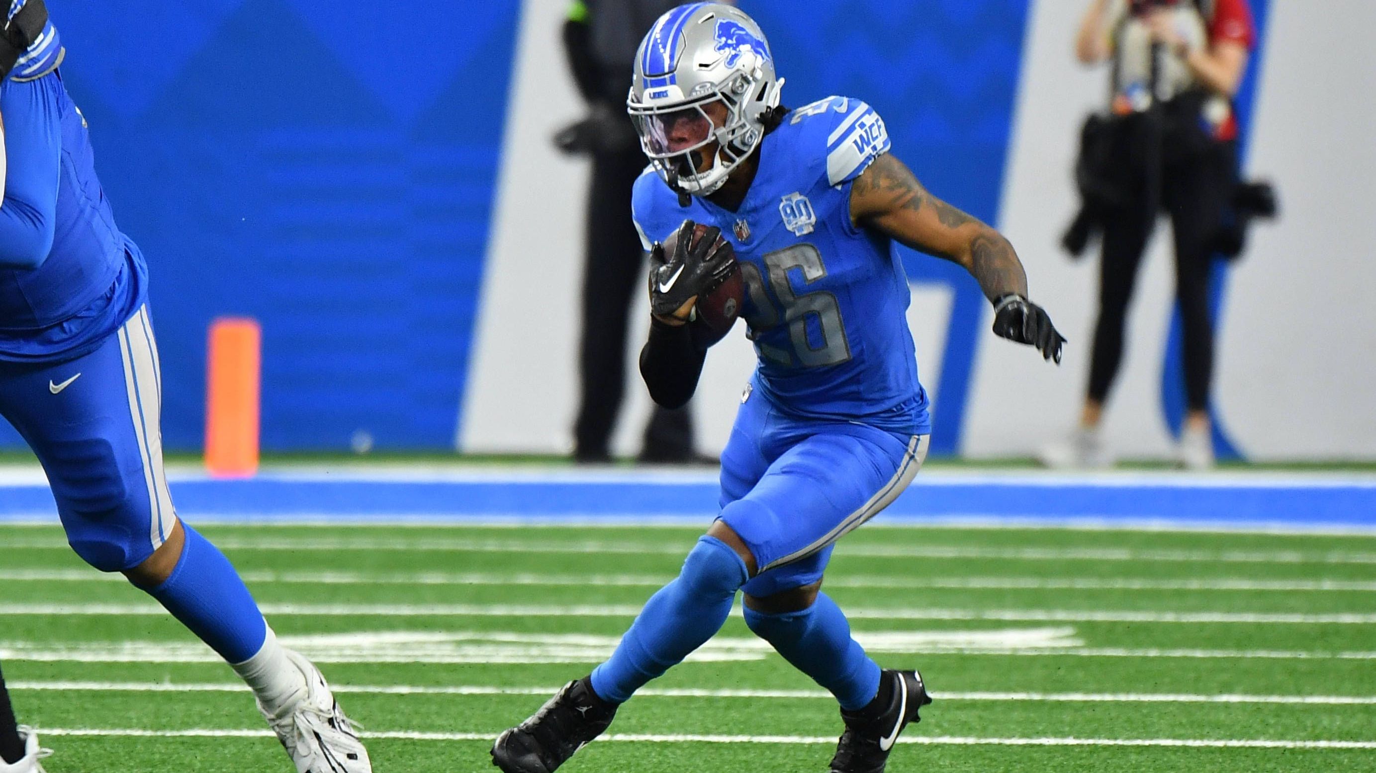 <strong>Detroit Lions: Jahmyr Gibbs</strong> <br>Mit dem 12. Pick des Draft sicherten sich die Detroit Lions die Rechte von Jahmyr Gibbs. Wirklich überzeugen konnte der talentierte Rookie allerdings noch nicht. Der 21-Jährige scheint in der Offense des Teams noch nicht angekommen und durfte bisher nur 39 Mal den Ball laufen (179 Rushing Yards).