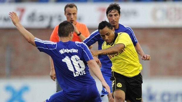 
                <strong>Nicht-Aufsteiger am grünen Tisch</strong><br>
                Dafür klopfte der Klub erstmals an der Tür zur 3. Liga an. Nachdem man als Zweiter der Weststaffel 2012 mit einem Punkt Rückstand auf Borussia Dortmund II den Aufstieg verpasste hatte, forderte der Klub eine Aufnahme in die 3. Liga, und zwar als 21. Verein. Ein Wettskandal hatte den Saisonendspurt in der Regionalliga überschattet, Spieler von Rot Weiss Essen hatten gestanden, vor dem Heimspiel am 36. Spieltag gegen den BVB II (0:4) gegen ihre Mannschaft gesetzt zu haben. Eine Manipulation wiesen sie aber zurück. Lotte fühlte sich um den Aufstieg betrogen, scheiterte durch formale Fehler jedoch vor dem DFB-Sportgericht.
              