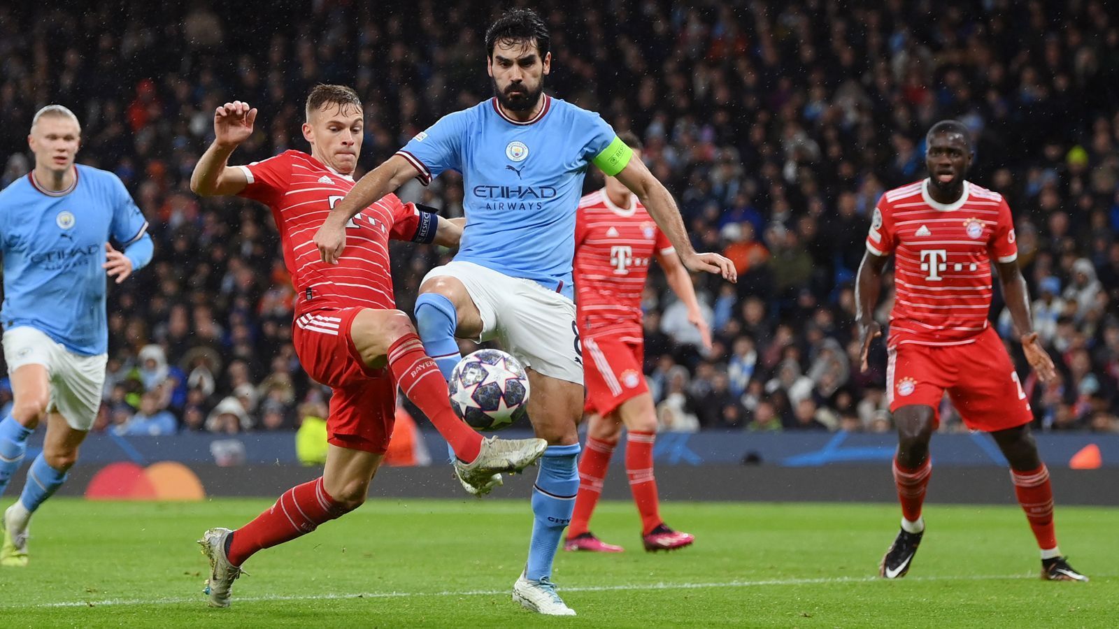 
                <strong>Ilkay Gündogan (Manchester City)</strong><br>
                Spielt fast wie ein Zehner, wodurch De Bruyne sehr viele Freiheiten genießt. Ist omnipräsent, vor allem offensiv. Glänzt durch blindes Spielverständnis mit De Bruyne und Rodri. Hätte schon in der 7. Minute City in Führung köpfen können. Scheitert später freistehend vor Sommer. Ackert auch defensiv mit, wenn Not am Mann ist. ran-Note: 2
              