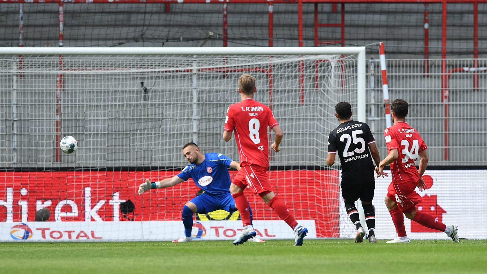 
                <strong>54. Minute: Es kommt noch dicker für die Fortuna</strong><br>
                Die Fortuna kommt gut aus der Pause, aber Union macht kurzen Prozess. Ayhan verliert das entscheidende Duell 25 Meter vorm Tor, dann kommt Gentner zentral vor dem Strafraum zum Abschluss. Der Routinier sieht, dass Kastenmeier ein paar Meter vorm Tor steht und legt den Ball gefühlvoll links an ihm vorbei ins Tor. Union führt 2:0 und die Fortuna rutscht immer weiter Richtung 2. Liga.
              