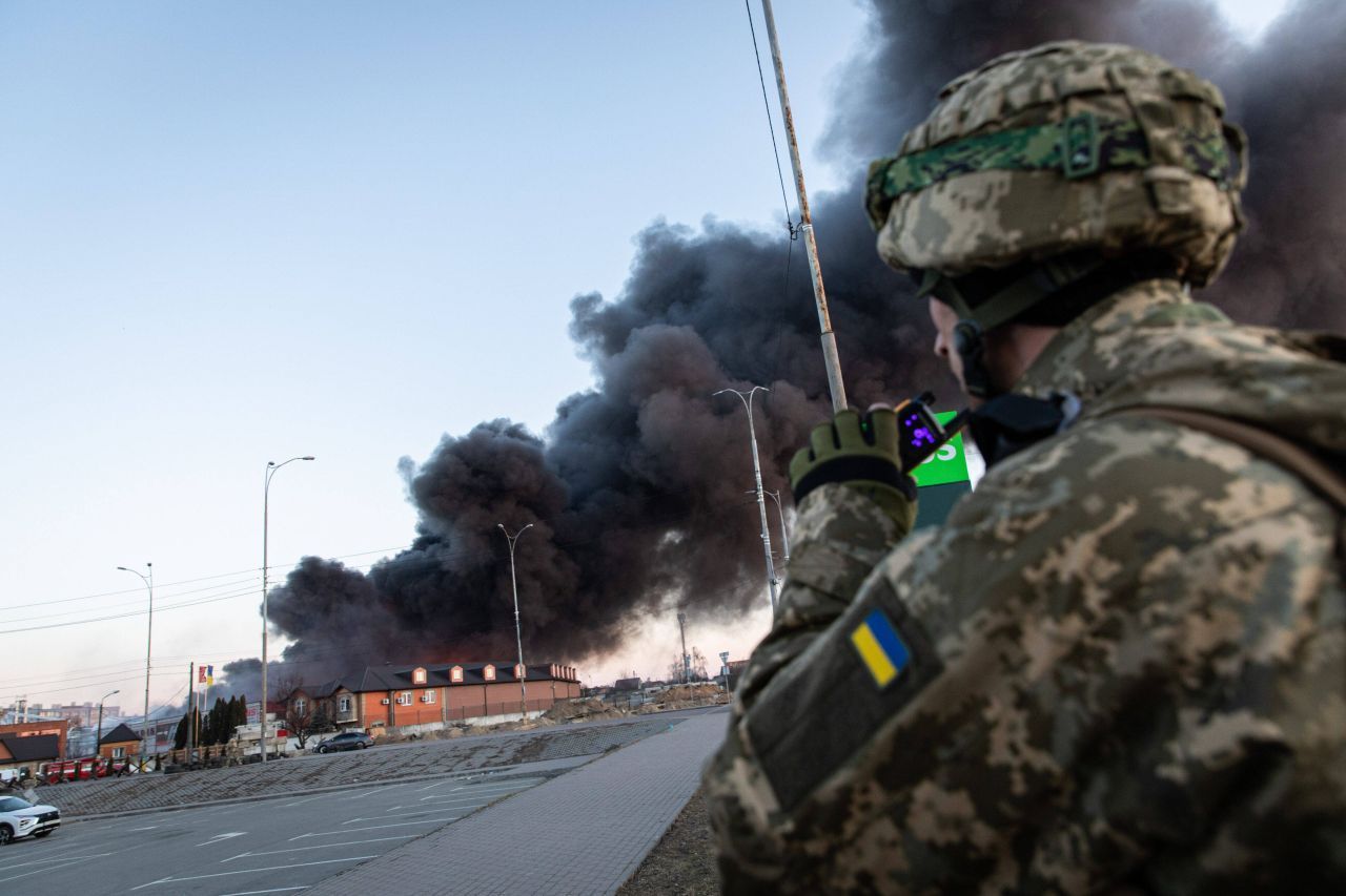 Ukraine-Krieg: Russland befeuerte den Krieg im Donbas immer weiter, weshalb die Ukraine sich verstärkt um eine Aufnahme in die EU und in die NATO bemühte. Nachdem sich die Beziehungen der beiden Länder bis Ende 2021 zunehmend verschlechtert hatten, zog der russische Präsident Putin tausende Soldaten an der ukrainischen Grenze zusammen. Am 24. Februar 2022 startete er schließlich einen Angriffskrieg auf die gesamte Ukraine. Ei