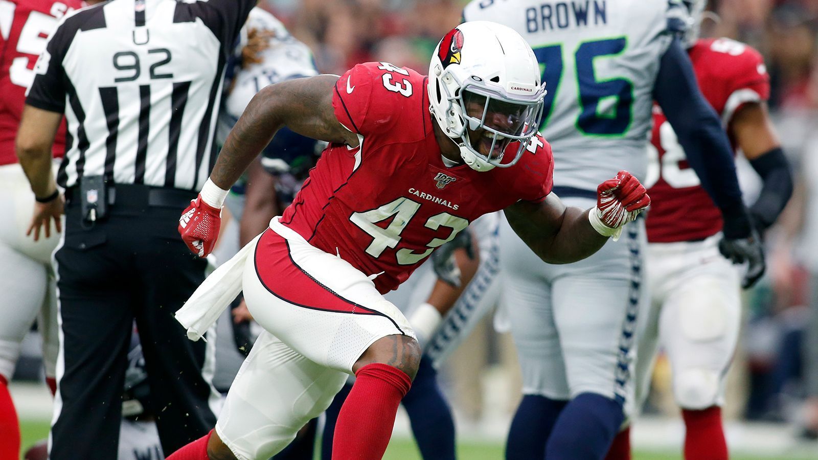 
                <strong>Hassan Reddick (Arizona Cardinals) </strong><br>
                Haason Reddick zählt zu den typischen Spielern, die bei einem Head Coach wie Bill Belichick oder Brian Flores hoch im Trade-Kurs stehen. Super Athlet, ehemaliger Erstrunden-Pick, flexibel einsetzbar - jedoch konnte er bei den Arizona Cardinals noch nicht sein Potenzial unter Beweis stellen. Teams wie die New England Patriots oder Miami Dolphins benötigen stets variable Linebacker, die sowohl den Quarterback unter Druck setzen, als auch gegen den Pass verteidigen können. 
              