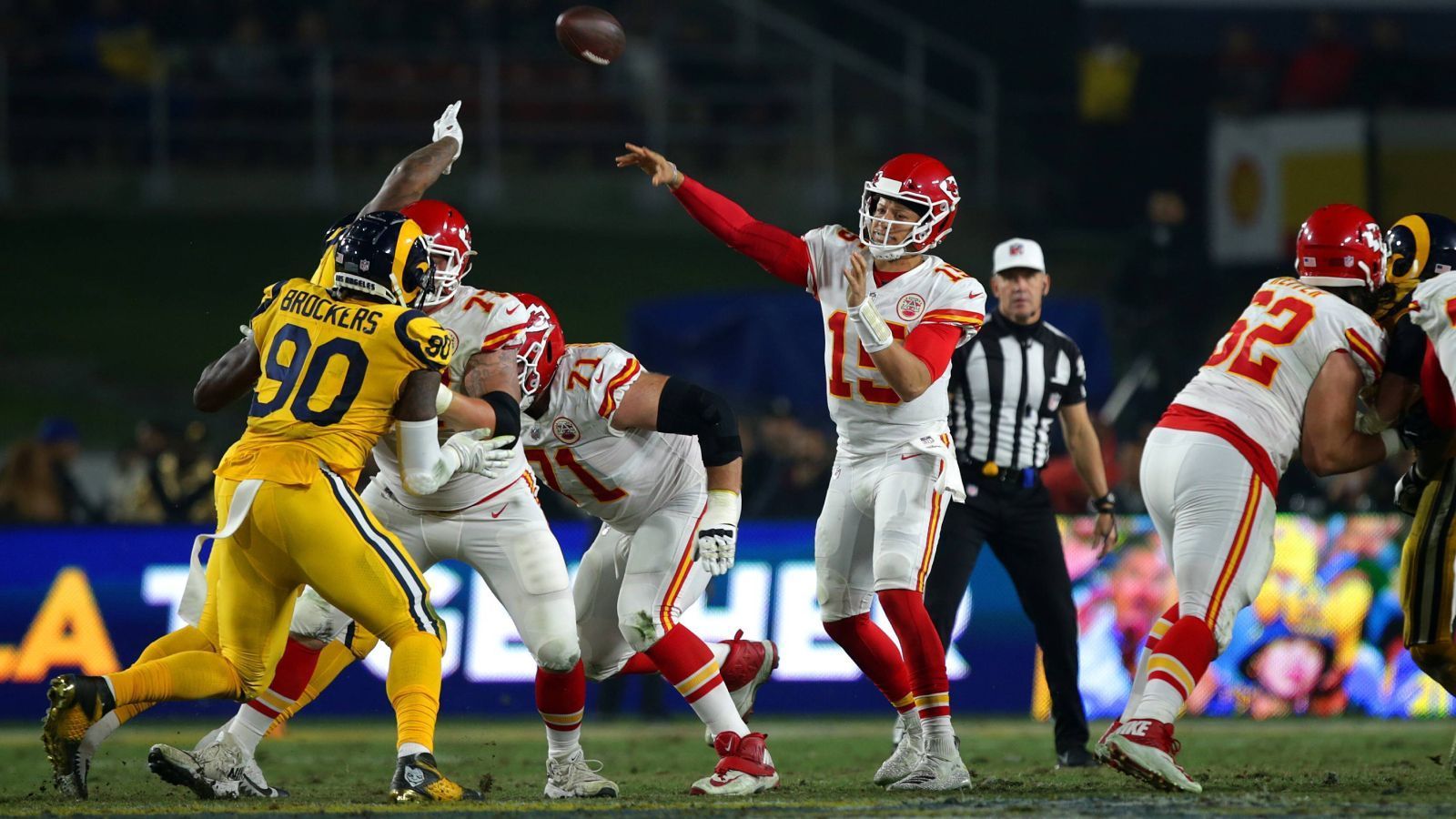 
                <strong>Raman Rooprail: Los Angeles Rams - Kansas City Chiefs</strong><br>
                "Die Los Angeles Rams waren letztes Jahr schon sehr stark, mit Matthew Stafford kommt das entscheidende Puzzle-Teil - Sean McVays Offense wird besser denn je sein! Die Defense um Defensive Player of the Year Aaron Donald und Jalen Ramsey ist sowieso stark. Bei den Kansas City Chiefs wird Patrick Mahomes ordentlich Wut im Bauch haben, nachdem er im vergangenen Super Bowl von Tampa Bay zerstört wurde. Die einzige wirkliche Schwachstelle (Offensive Line) wurde in der Free Agency sowie dem Draft beeindruckend geschlossen."
              