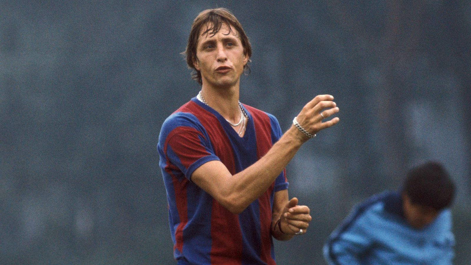 
                <strong>Johan Cruyff</strong><br>
                Auch Johan Cruyff ist als Spieler und Trainer eine absolute Legende. Cruyff prägte den "Totaalvoetbal" der Niederländer, gewann diverse Titel mit Ajax Amsterdam und Barca und half anschließend dabei, die berühmte Jugendakademie "La Masia" in Barcelona aufzubauen. 
              