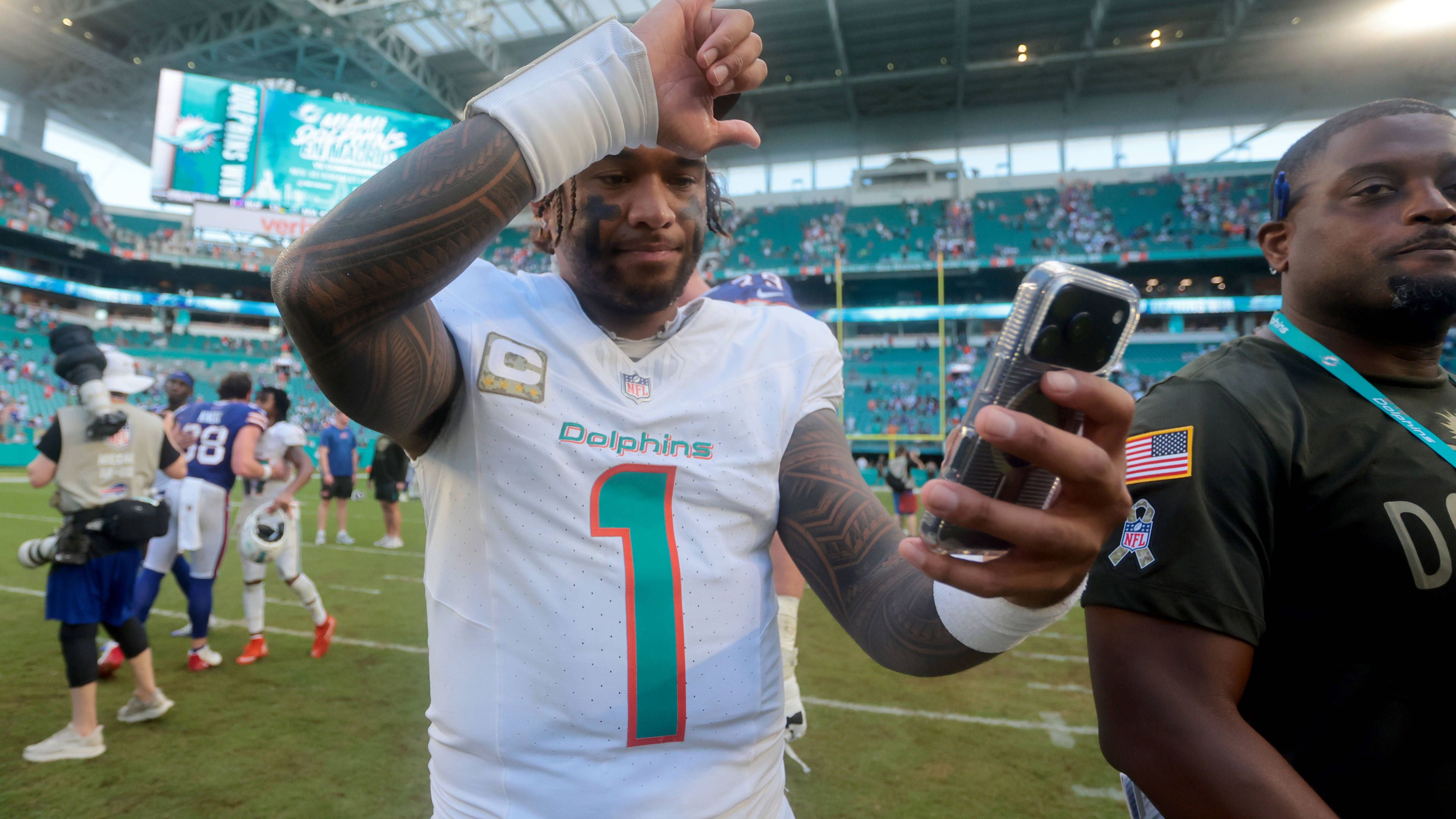 <strong>Platz 25: Tua Tagovailoa (Miami Dolphins)</strong><br>Zum überraschenden Sieg über die Buffalo Bills trug Tua Tagovailoa zwei Touchdown-Pässe und eine starke Quote durch die Luft bei. Zwar fanden nur sechs seiner Würfe nicht das Ziel, allerdings wurden gleich zwei davon zu Interceptions. Es war also ein weiterer wilder Auftritt des Hawaiianers, dessen Zeit in Florida sich wohl dem Ende neigt.