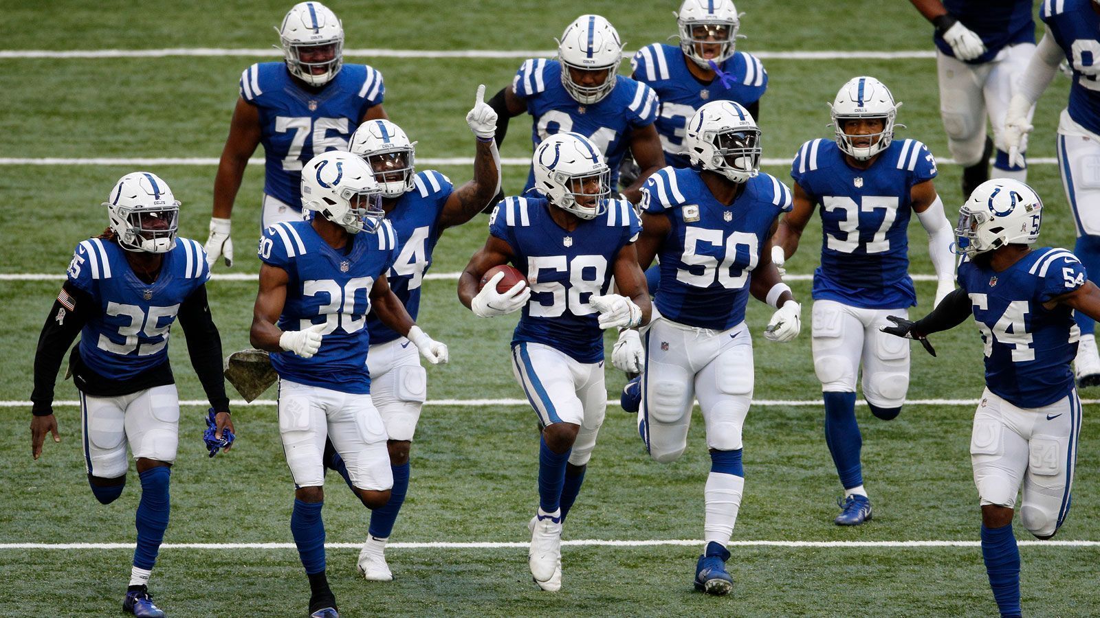 
                <strong>Indianapolis Colts (Week 16 in Pittsburgh)</strong><br>
                Obwohl die Colts durch die Niederlage gegen Baltimore vorerst aus dem Playoff-Picture herausrutschten, ist mit der Mannschaft von Head Coach Frank Reich zu rechnen. Ähnlich wie die Steelers verfügen auch die Colts über eine ausgezeichnete Defense, die den gegnerischen Spielmachern das Leben zur Hölle machen kann. Die Offense ist hingegen abhängig von Philip Rivers' Leistungen: Der erfahrene Quarterback schwankt mit seinen riskanten Pässen mittlerweile zu oft zwischen Genie und Wahnsinn. Da es zu diesem Zeitpunkt auch für Indianapolis noch um die Playoffs gehen könnte, dürfte sich dennoch ein enges und umkämpftes Spiel abzeichnen.  
              