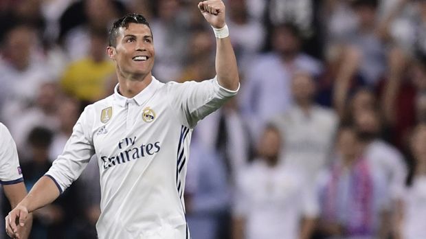 
                <strong>Sturm: Cristiano Ronaldo</strong><br>
                Seine Nominierung in die Top-Elf steht außer Frage: Cristiano Ronaldo gehört zu den weltbesten Stürmer. Verwunderlich ist allerdings, dass Samuel Eto'o an dieser Stelle nicht seinen ehemaligen Mitspieler Lionel Messi auswählte. Auch der nächste Torjäger spielt nicht bei den Katalanen ... 
              