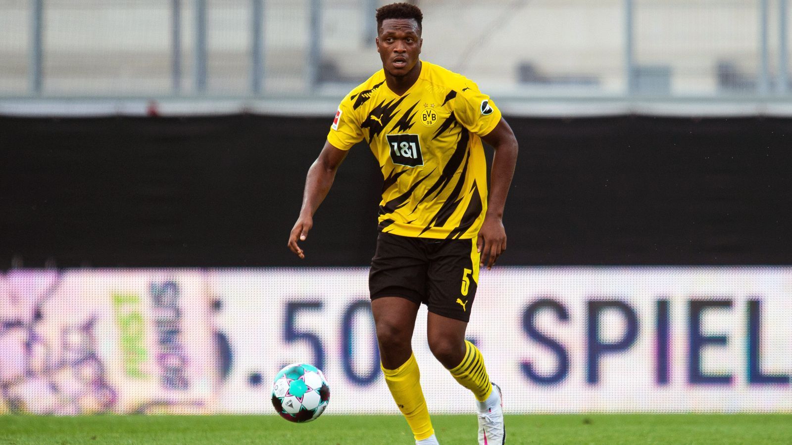 
                <strong>Dan-Axel Zagadou (heute Borussia Dortmund)</strong><br>
                Den heutigen Dortmunder Dan-Axel Zagadou verlor PSG ebenfalls ablösefrei. Der 1,96 Meter große Verteidiger verließ die Franzosen im Sommer 2017, ohne für den Hauptstadt-Klub je ein Spiel bei den Profis absolviert zu haben. Aufgrund einiger Verletzungen (etwa im Saisonfinish ein Außenbandanriss im Knie) kam der 21-Jährige in der Bundesliga-Spielzeit 2019/20 nur zu 15 Einsätzen, dennoch ist man von Zagadou beim BVB weiterhin überzeugt. Nicht zuletzt deshalb wurde mit Leonardo Balerdi ein Konkurrent in der Innenverteidigung zuletzt an Marseille verliehen. "Es gab noch keine wirklich zielführenden Gespräche mit ihm", sagte BVB-Manager Michael Zorc zuletzt bezüglich einer von der Borussia angestrebten Vertragsverlängerung mit Zagadou über 2022 hinaus. Dies zeigt aber, dass der Bundesligist mit dem einstigen PSG-Talent langfristig plant.
              