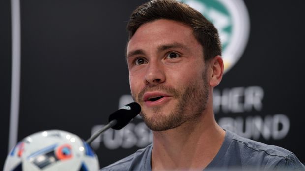 
                <strong>Platz 4: Jonas Hector (1. FC Köln)</strong><br>
                Der sympathische Kerl von nebenan: Seit Jonas Hector in der Nationalmannschaft zur unabdingbaren Stammkraft zählt, ist auch sein Ansehen gestiegen - in doppelter Hinsicht. Das ließ den Kölner aus dem Nichts auf Rang vier sprinten. 
              