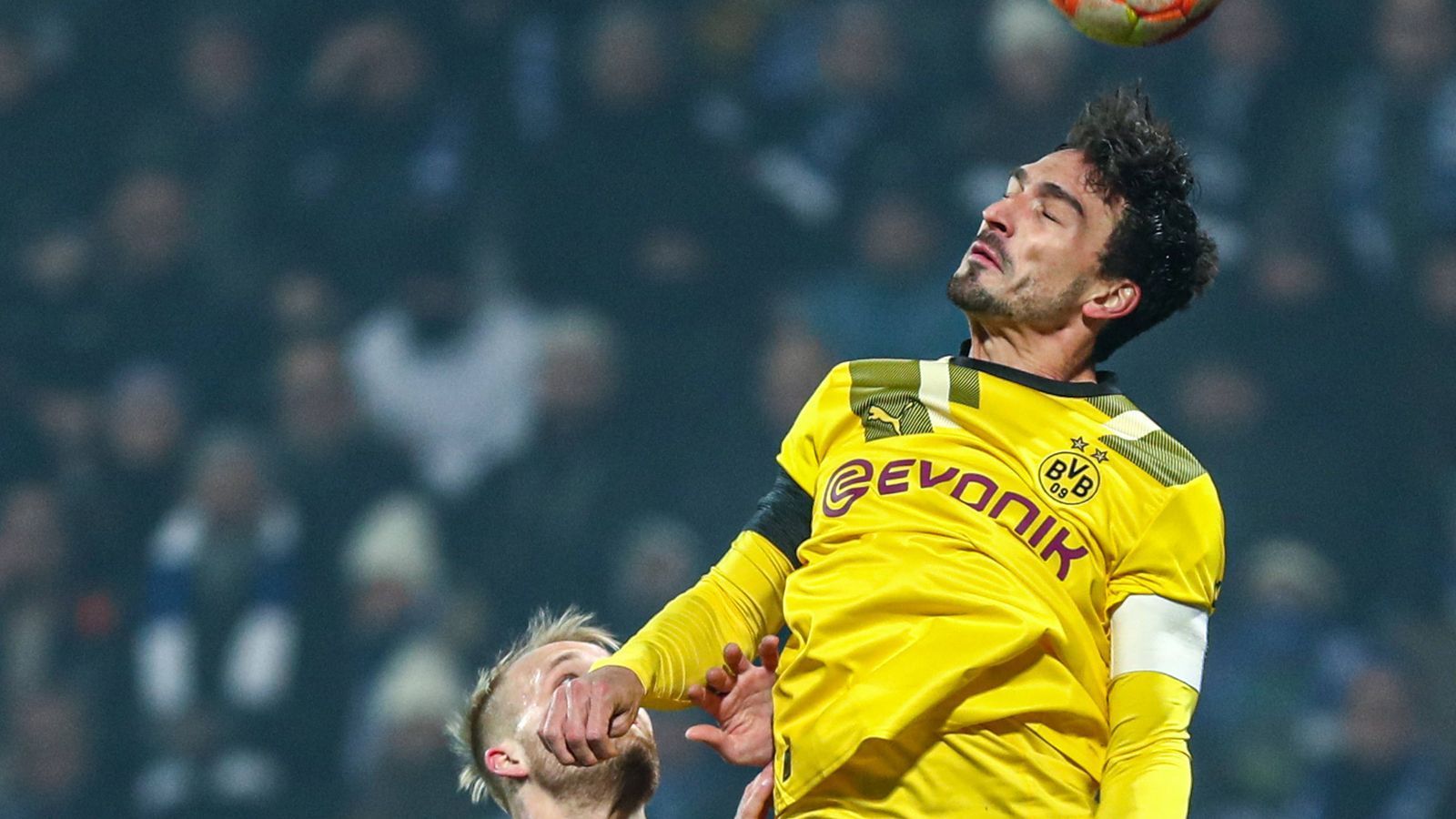 
                <strong>Mats Hummels</strong><br>
                Routinier Mats Hummels rückt für Nico Schlotterbeck in die Dortmunder Anfangsformation und hat zunächst alles im Griff als Abwehrchef. Nach der Pause bekommt es der frühere Weltmeister immer öfter mit Antwi-Adjei zu tun und hat dabei in den Laufduellen meist das Nachsehen. Zu seinem Glück reagiert in diesen Szenen aber Keeper Kobel immer stark und bewahrt den BVB so vor einem Gegentor. ran-Note: 4
              