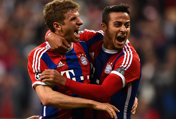 
                <strong>Bayerns Super-Sieg gegen Porto</strong><br>
                Thomas Müller hat mit seinem Treffer zum 4:0 Mario Gomez (26 Treffer) als besten deutschen Torschützen in der Champions League hinter sich gelassen. Der Weltmeister, der zum 27. Mal in der Königsklasse traf, gehört jetzt zu den 20 besten Torschützen.
              