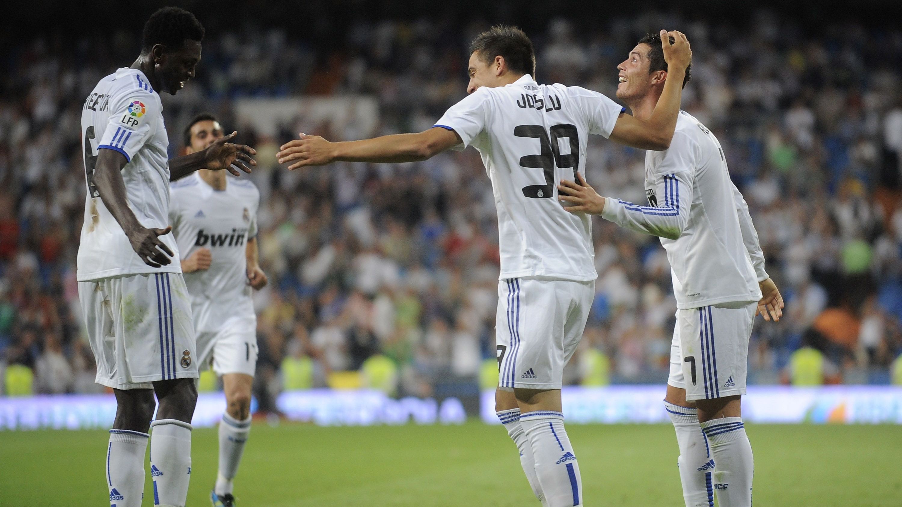 <strong>Tor-Debüt dank CR7</strong><br>Am letzten Spieltag der Saison 2010/11 gab Joselu als Einwechselspieler sein Debüt in der ersten Mannschaft gegen UD Almeria. Nach gerade mal zwei Minuten traf er auch sofort. Vorlagengeber: Ein gewisser Cristiano Ronaldo. Er kam für Karim Benzema. Eine Geschichte, die sich wiederholen sollte...