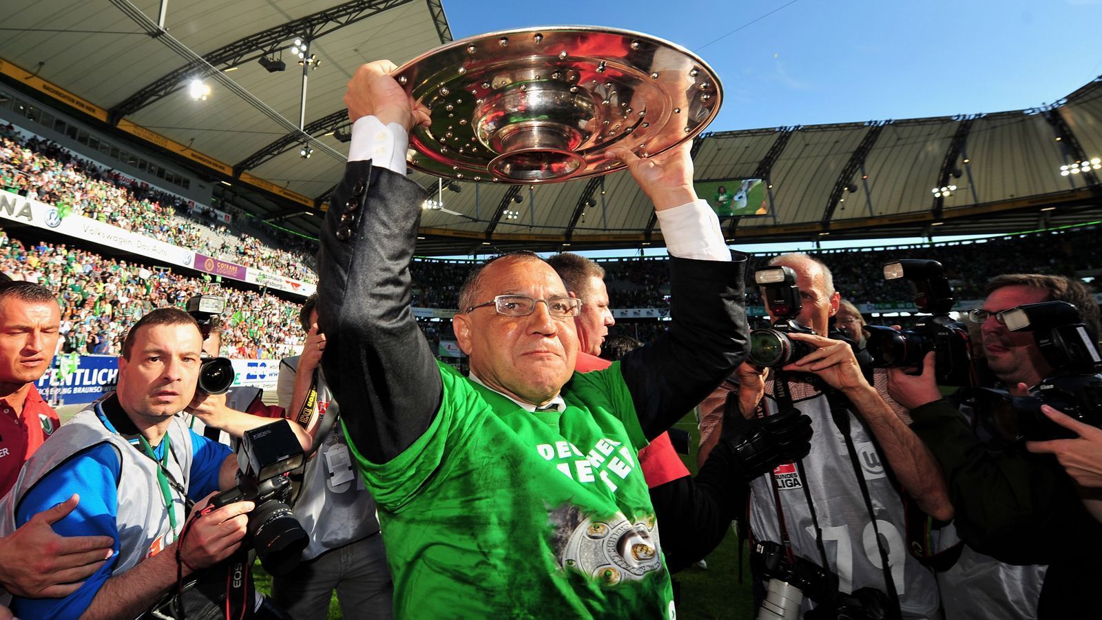 
                <strong>Trainer: Felix Magath</strong><br>
                Lange hatten wir überlegt, Wolfgang Wolf auf die Trainerbank der Wolfsburger Top-Elf des Jahrtausends zu setzen. Allein schon wegen des Namens. Aber eigentlich kann es als Leiter des Wolfsrudels nur einen geben. Felix Magath hat in seiner Karriere viel erreicht. Als Spieler und als Trainer. Aber der Titel mit dem VfL 2008/09 (und das 5:1 gegen die Bayern auf dem Weg dorthin) war wohl buchstäblich sein Meisterstück.
              