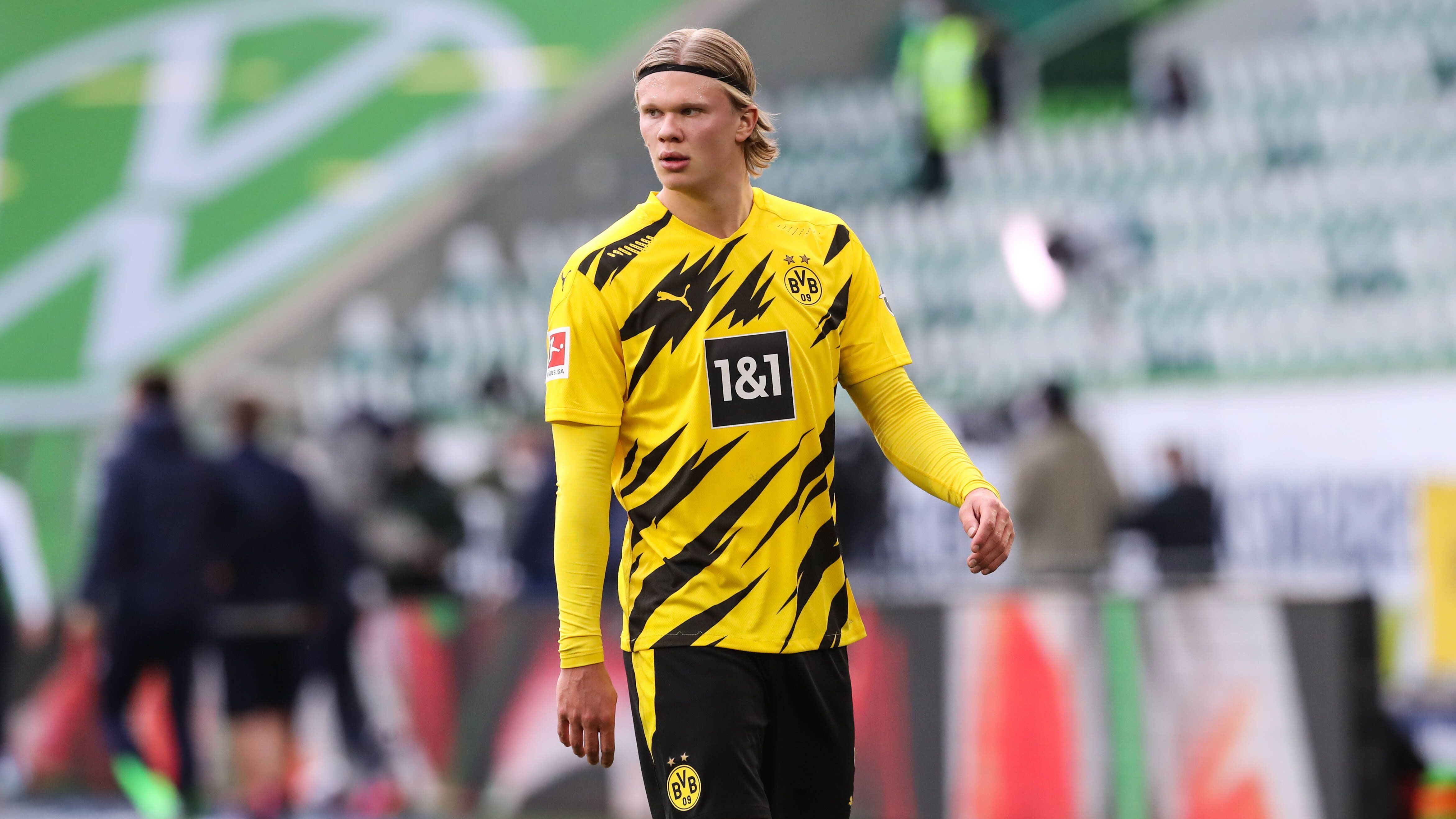 
                <strong>Erling Haaland (Borussia Dortmund)</strong><br>
                Der dritte im Bunde der bunten Spekulationen ist Erling Haaland. Borussia Dortmund hat bereits öffentlich verlauten lassen, den 20-jährigen unter allen Umständen halten zu wollen. Mit einem möglichen Verpassen der Champions League im nächsten Jahr - der BVB steht momentan auf Rang fünf in der Tabelle - dürfte das aber wesentlich schwieriger werden. Auch Haalands Berater Mino Railoa hatte sich in den vergangenen Wochen immer wieder in den Vordergrund gespielt und einen Transfer nicht gerade ausgeschlossen. Dortmunds Sportdirektor Michael Zorc hatte am "Sky"-Mikrofon aber noch einmal deutlich gemacht, dass der BVB fest mit Haaland plane, Champions League hin oder her.
              