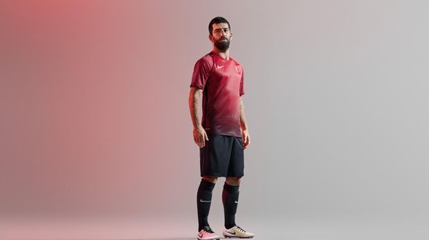 
                <strong>Türkei (Heimtrikot)</strong><br>
                Türkei (Heimtrikot): In Rot und Schwarz, ohne Weiß - So präsentiert der Kapitän der türkischen Nationalmannschaft, Arda Turan, das Kit. Die Grafik auf dem Heimtrikot der türkischen Elf beginnt am hinteren Saum des Hemdes in schwarz und verwandelt sich in ein kräftiges Rot, das sich auf den Schultern verteilt.
              