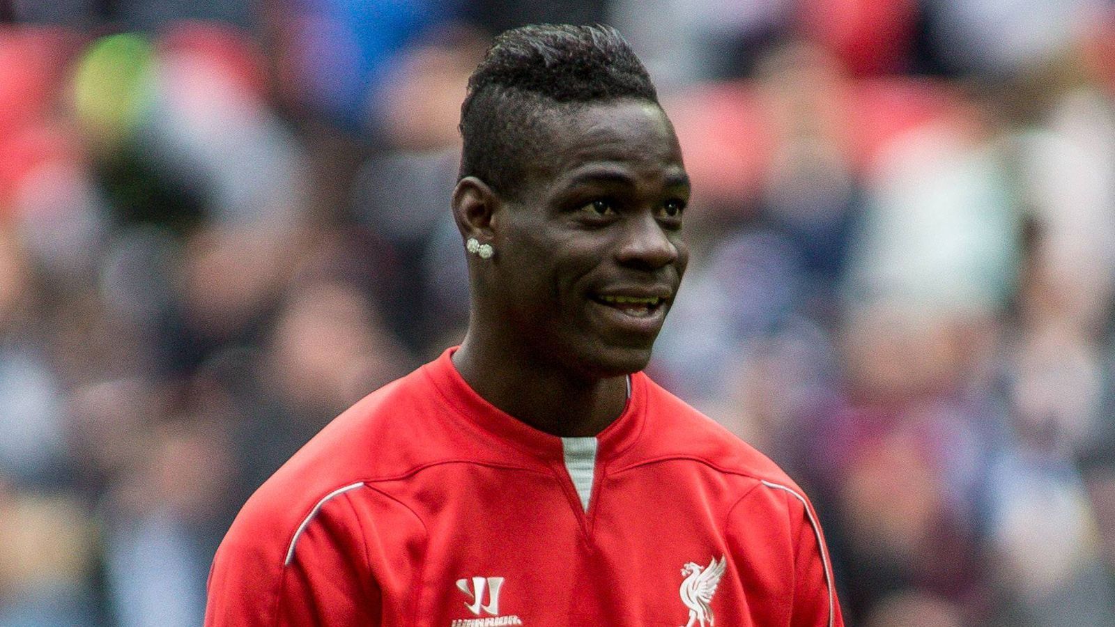 
                <strong>Mario Balotelli (ehemals FC Liverpool)</strong><br>
                ... weiter hieß es: "Während jeder Saison der Vertragslaufzeit darf der Spieler nicht öfter als dreimal vom Feld verwiesen werden." Man hat ihm in diesem Punkt ohne Zweifel Spielraum gelassen. Und: "Der Spieler darf niemanden körperlich, verbal oder mit Gesten attackieren." Nachvollziehbar. Die letzte, wohl verrückteste Klausel: "Der Spieler darf keinen Gegenspieler oder irgendeine andere Person anspucken." Das Wahnsinnige dabei: Hätte er sich an all diese Klauseln gehalten, hätte Balotelli rund 1,2 Millionen Euro bekommen. Gezahlt haben die "Reds" aber nie. Dass er sich unter Jürgen Klopps Vorgänger Brendan Rodgers weigerte, Eckbälle zu verteidigen, war übrigens ein Verstoß gegen Klausel Nummer eins.
              