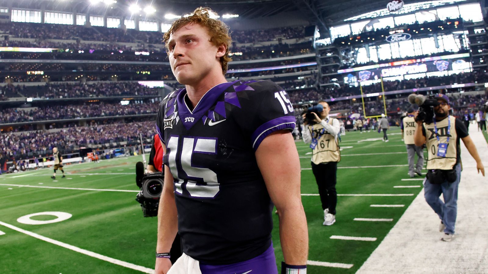 
                <strong>Platz 2: Max Duggan (246 Punkte)</strong><br>
                Team: TCU Horned FrogsDer Quarterback führte sein Team zu einer ungeschlagenen Leistung in der Regular Season. Im Fiesta Bowl wartet jetzt Michigan als Gegner. Der Sieger darf um den nationalen Titel im College Football spielen. 3,321 Passing Yards, 30 Touchdowns und vier Interceptions lassen sich als Bilanz bei Duggan sehen, für den Gewinn der Heisman Trophy hat es dennoch nicht gereicht ...
              