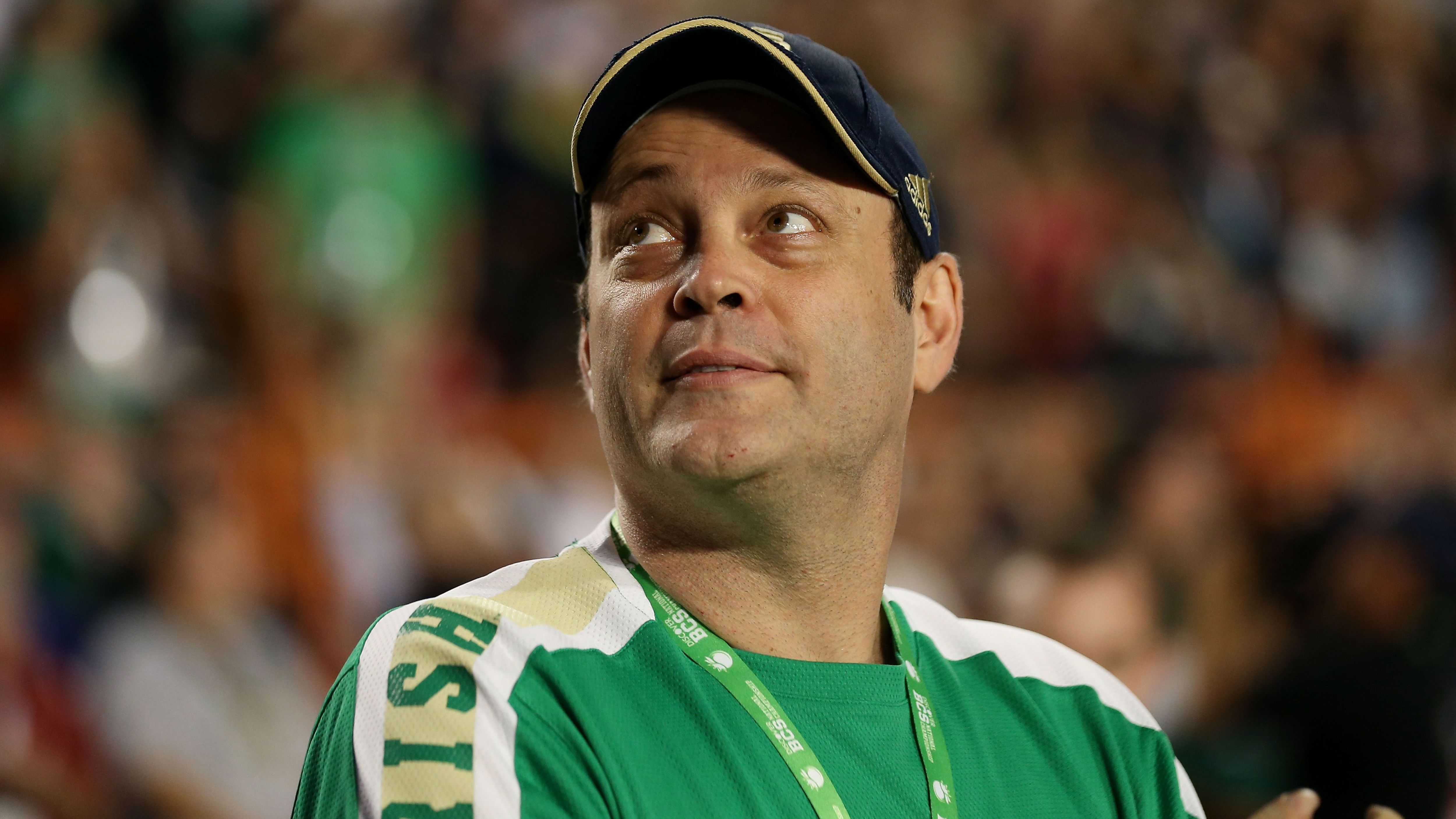 
                <strong>Vince Vaughn (Notre Dame Fighting Irish)</strong><br>
                Vince Vaughn hat in seiner Karriere in so einigen Filmen mitgespielt. Eine ganz besondere Rolle war aber sein Auftritt als Jamie O'Hara in "Rudy". Der Film zeigt das Leben von Daniel "Rudy" Ruettiger, der es trotz diverser Umstände in das Notre-Dame-Footballteam schaffte. Vaughn ist seit seiner Kindheit ein Fan der Fighting Irish, 2012 führte er zusammen mit Schauspielkollege Owen Wilson das Team beim Sieg gegen Purdue aufs Feld. 
              