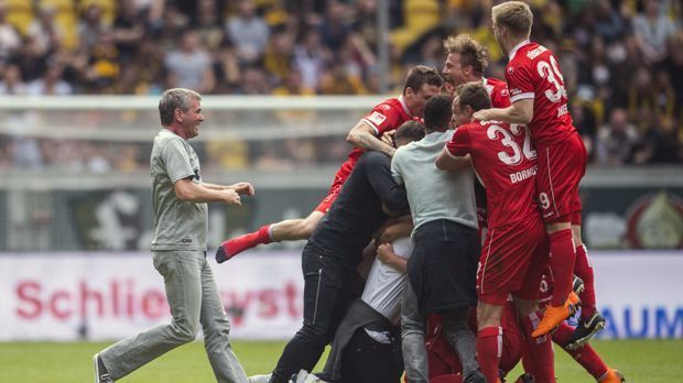 
                <strong>Sechs Aufstiege - Fortuna Düsseldorf</strong><br>
                Zusammen mit dem 1. FC Nürnberg steht auch Fortuna Düsseldorf als Aufsteiger der Saison 2017/18 fest. Damit haben es die Rheinländer bereits zum sechsten Mal von der Zweitklassigkeit in Deutschlands Fußball-Oberhaus geschafft. Nach fünf Jahren in der 2. Bundesliga führte Aufstiegs-Experte Friedhelm Funkel die Fortuna zurück in die Bundesliga. Der 64-Jährige hat mit den Düsseldorfern seinen persönlich sechsten Aufstieg als Trainer geschafft. Zuvor führte Funkel bereits Bayer Uerdingen (zwei Mal), Duisburg, Köln und Eintracht Frankfurt in die Bundesliga.
              