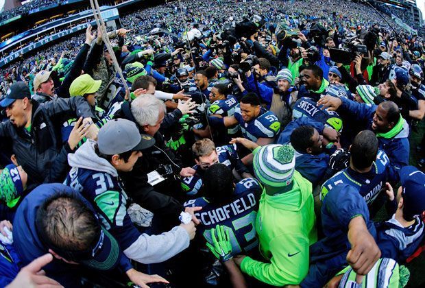 
                <strong>Ende: Sieg Seahawks - Party in Seattle!</strong><br>
                Die Seattle-Fans hält es nicht mehr auf ihren Sitzen. Es wirkt, als feiert die komplette Stadt mit dem Team im Stadion.
              