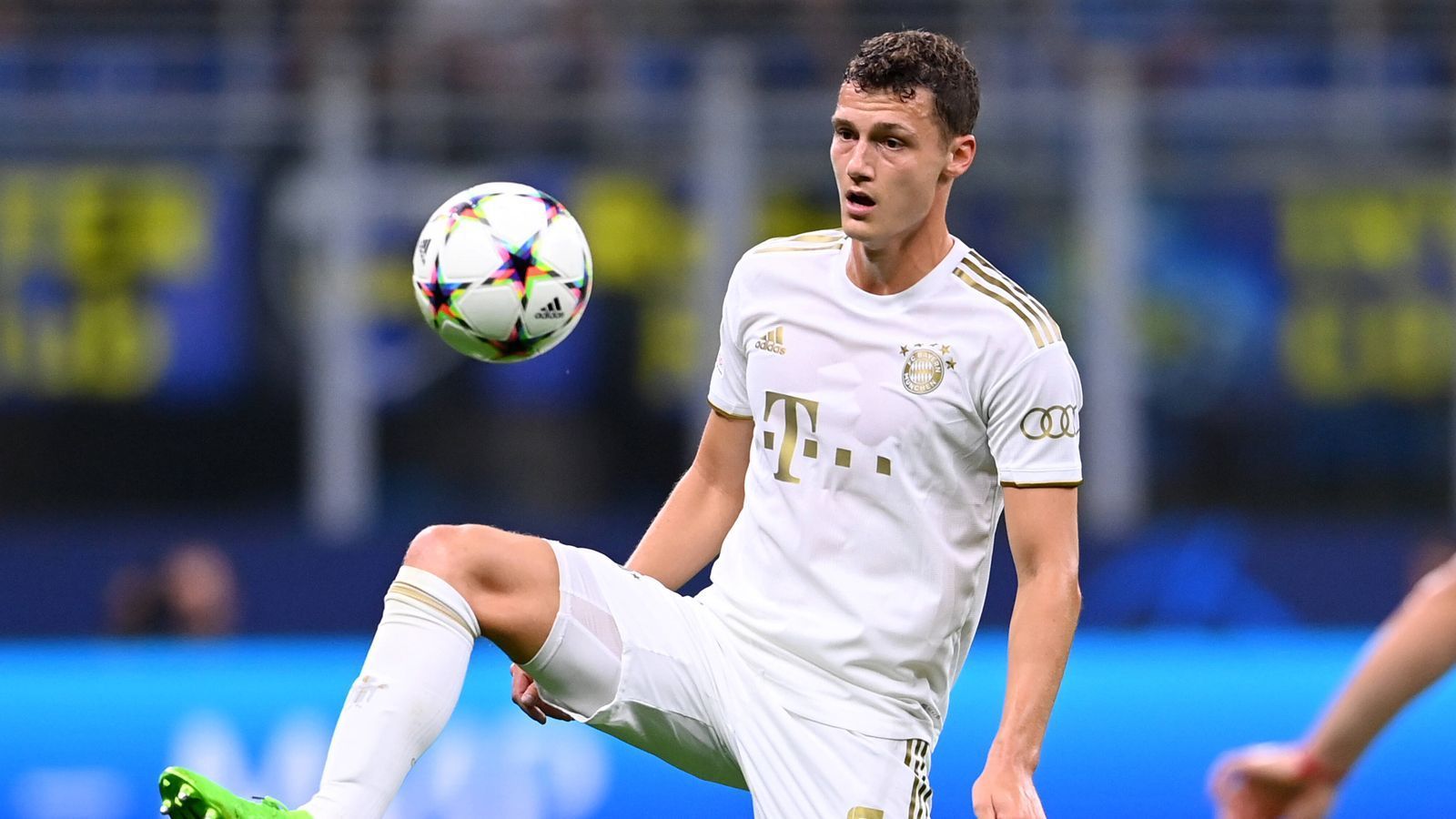 
                <strong>Benjamin Pavard</strong><br>
                Gleiches gilt für Abwehrkollege Benjamin Pavard. Der Franzose fällt nicht sonderlich auf, hat aber defensiv auch fast gar nichts zu tun. In der 60. Minute unterbindet er mit einer starken Grätsche einen Pilsener Angriff. ran-Note: 3
              