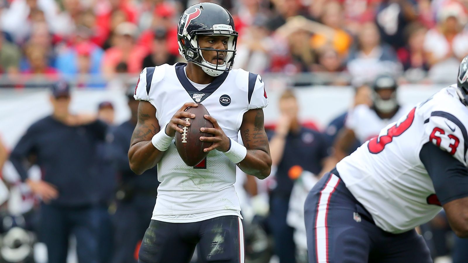 
                <strong>Platz 7: Houston Texans (10-6, letzte Woche Platz 7)</strong><br>
                Für knapp drei Viertel des Spiels wirkten die Houston Texans leblos und planlos - dann kam J.J. Watt. In seinem Comeback sackte er Buffalo Bills Quarterback Josh Allen und die Aufholjagd der Texaner begann. Nach Abpfiff feierte das Team von Head Coach Bill O'Brien den 22:19-Sieg nach Verlängerung. Quarterback Deshaun Watson zeigte, dass er einer der besten Spielmacher sein kann, als er in den Schluss-Sekunden einem Sack entging und durch den folgenden Pass 34 Yards Raumgewinn erzielte. 
              