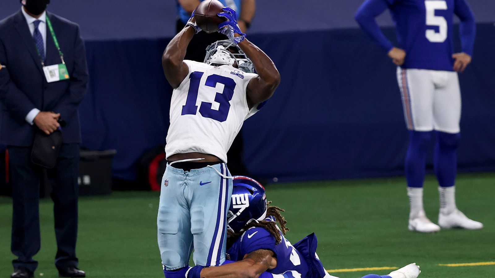 
                <strong>Michael Gallup (Dallas Cowboys)</strong><br>
                Der nächste Cowboys-Receiver, der richtig abliefert. Michael Gallup sammelte gegen die New York Giants vier Catches, zwei davon im spielentscheidenden Drive. Gallup steht momentan in der Hackordnung hinter Cooper und Lamb, darf aber auf keinen Fall von der Defensive vergessen werden.
              