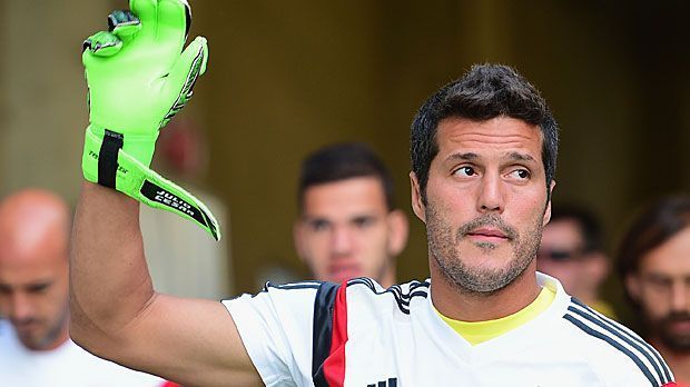 
                <strong>Julio Cesar</strong><br>
                Julio Cesar: Dem eigentlichen Stamm-Keeper bleibt nur die Zuschauerrolle. Wegen einer Adduktorenverletzung ist Brasiliens langjährige Nummer eins nicht einsatzbereit. Von Thomas Müller und Co. dürfte er ohnehin noch schlecht träumen - seit dem 1:7 im WM-Halbfinale 2014.
              