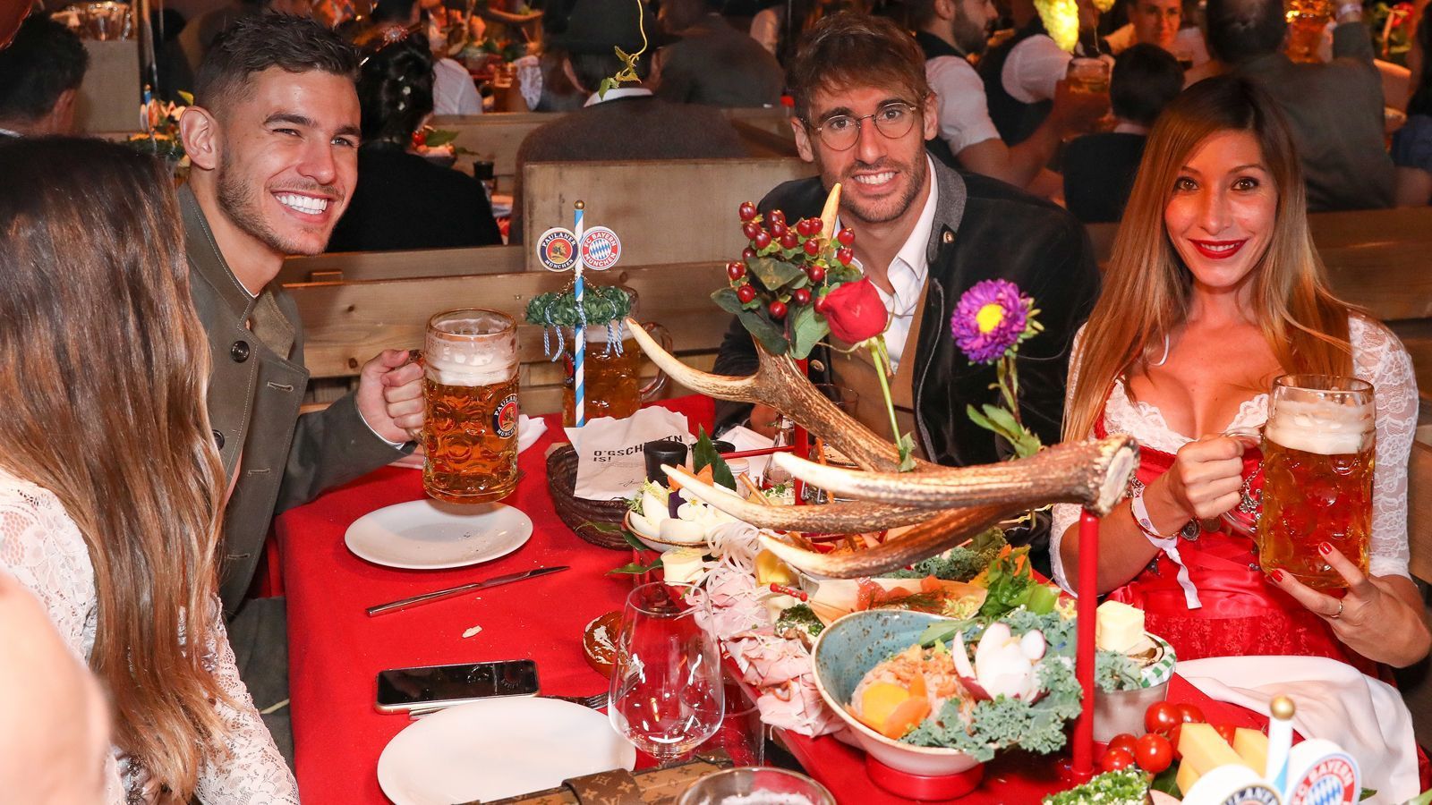 
                <strong>Die Bayern-Stars auf dem Oktoberfest 2019</strong><br>
                Ein Neuling und ein Debütant in Sachen Oktoberfest saßen im "Paulaner"-Zelt zusammen an einem Tisch. Bayern-Neuzugang Lucas Hernandez (li.) genoss seinen ersten offiziellen Wiesn-Besuch als Bayern-Profi. Javi Martinez ist hingegen schon ein alter Hase, was das Oktoberfest betrifft. Schließlich spielt der Spanier bereits seit 2012 für den deutschen Rekordmeister.
              